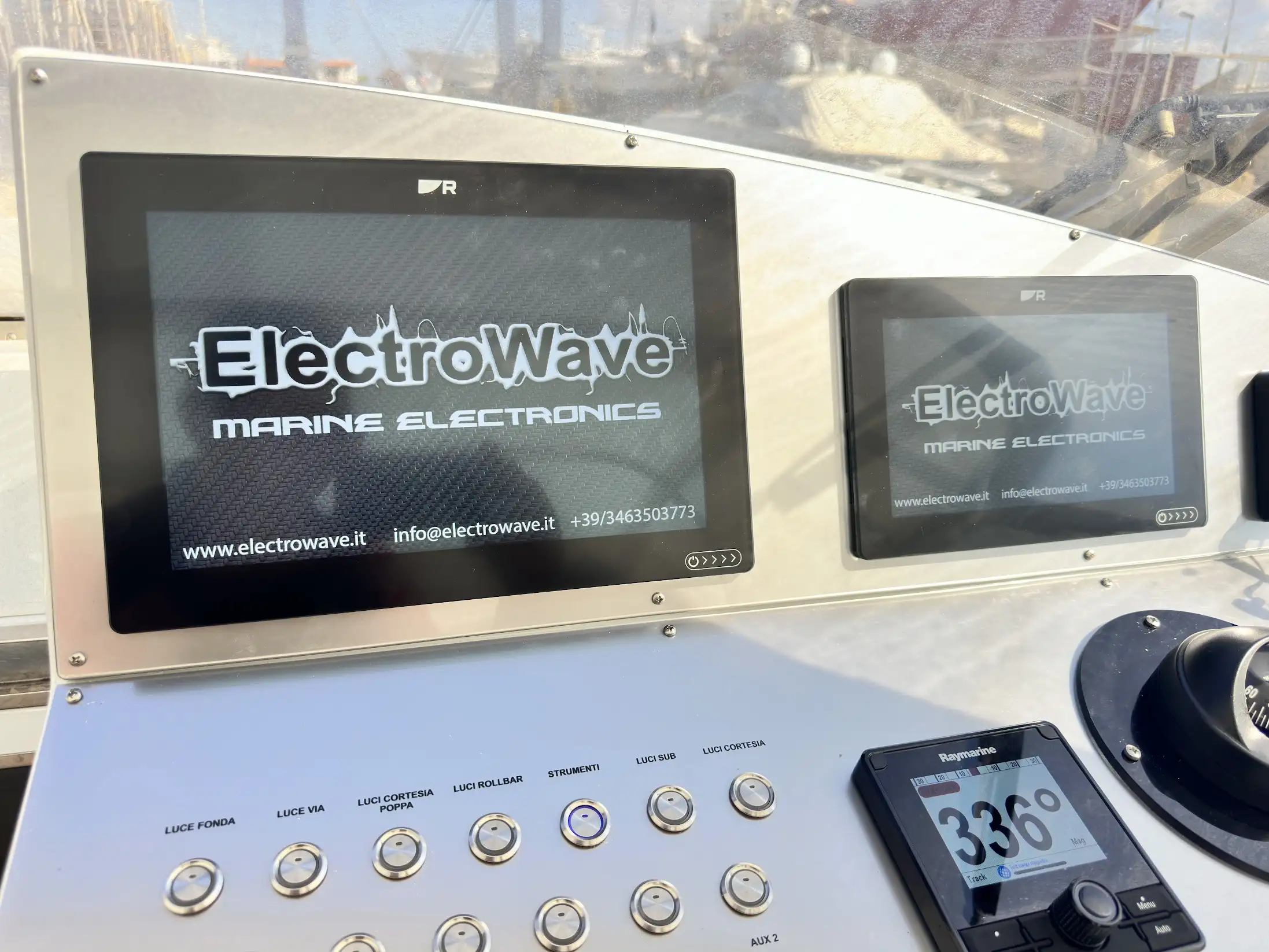 Installazione strumenti Raymarine su imbarcazione da Electrowave Roma