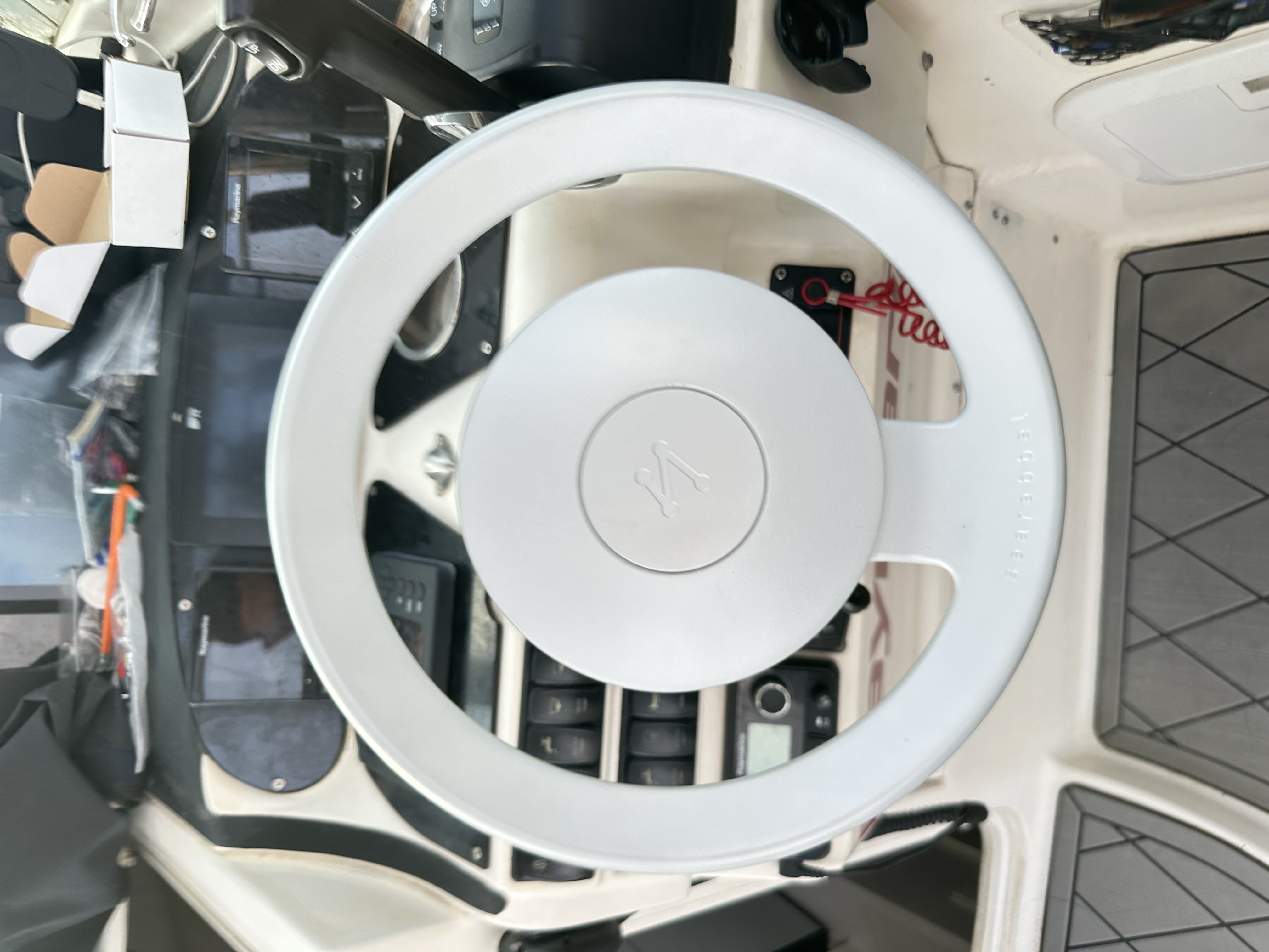 Searebbel Mobilepilot su plancia con strumentazione Raymarine